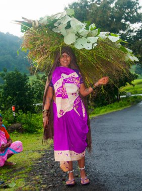 AKOLA, MAHARASHTRA, INDIA 18 EPTEMBER 2019: Köydeki kimliği belirsiz mutlu Hintli kırsal insanların portresi, Maharashtra kırsal kesimindeki günlük yaşam tarzı.