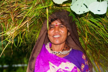 AKOLA, MAHARASHTRA, INDIA 18 EPTEMBER 2019: Köydeki kimliği belirsiz mutlu Hintli kırsal insanların portresi, Maharashtra kırsal kesimindeki günlük yaşam tarzı.