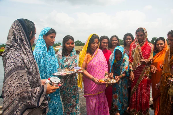 アコラ マハラシュトラ州 インド2019年9月18日 インドのマハラシュトラ川で儀式を行うヒンドゥー教の女性 — ストック写真