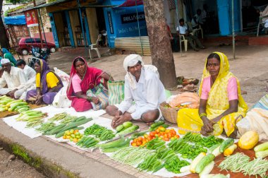 AKOLA, MAHARASHTRA, INDIA 18 EPTEMBER 2019: Köyün sokaklarında sabah taze meyve ve sebze satan kabile kadını, Maharashtra kırsal kesiminde günlük yaşam tarzı.