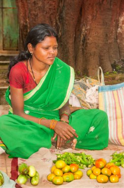 AKOLA, MAHARASHTRA, INDIA 18 EPTEMBER 2019: Köyün sokaklarında sabah taze meyve ve sebze satan kabile kadını, Maharashtra kırsal kesiminde günlük yaşam tarzı.