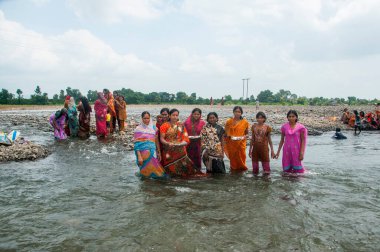 AKOLA, MAHARASHTRA, INDIA 18 EYLÜL 2019: Hintli kadınlar Maharashtra nehrinde bir ayin düzenlediler.