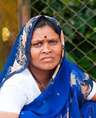 AKOLA, MAHARASHTRA, INDIA 18 EPTEMBER 2019: Köydeki kimliği belirsiz mutlu Hintli kırsal insanların portresi, Maharashtra kırsal kesimindeki günlük yaşam tarzı.