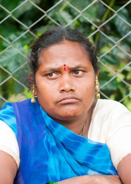 AKOLA, MAHARASHTRA, INDIA 18 EPTEMBER 2019: Köydeki kimliği belirsiz mutlu Hintli kırsal insanların portresi, Maharashtra kırsal kesimindeki günlük yaşam tarzı.