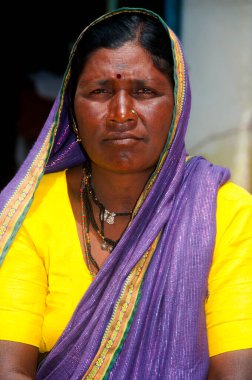 AKOLA, MAHARASHTRA, INDIA 18 EPTEMBER 2019: Köydeki kimliği belirsiz mutlu Hintli kırsal insanların portresi, Maharashtra kırsal kesimindeki günlük yaşam tarzı.