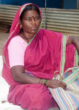 AKOLA, MAHARASHTRA, INDIA 18 EPTEMBER 2019: Köydeki kimliği belirsiz mutlu Hintli kırsal insanların portresi, Maharashtra kırsal kesimindeki günlük yaşam tarzı.