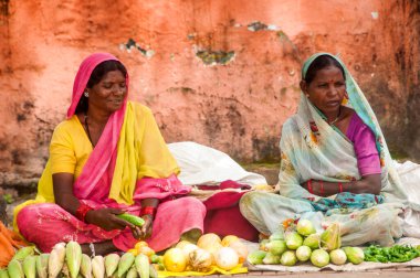 AKOLA, MAHARASHTRA, INDIA 18 EPTEMBER 2019: Köyün sokaklarında sabah taze meyve ve sebze satan kabile kadını, Maharashtra kırsal kesiminde günlük yaşam tarzı.