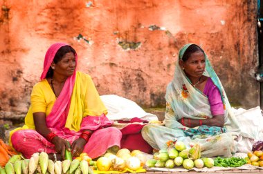AKOLA, MAHARASHTRA, INDIA 18 EPTEMBER 2019: Köyün sokaklarında sabah taze meyve ve sebze satan kabile kadını, Maharashtra kırsal kesiminde günlük yaşam tarzı.
