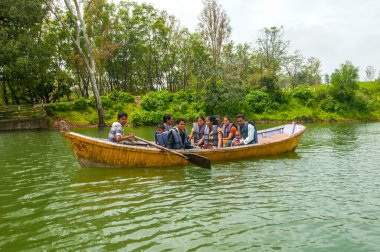 CHIKHALDARA, MAHARASHTRA, INDIA 18 Eylül 2019: Tanımlanamayan turist ziyareti ve Maharashtra 'daki popüler turizm beldesi, tepe istasyonlarında doğanın tadını çıkarmak.