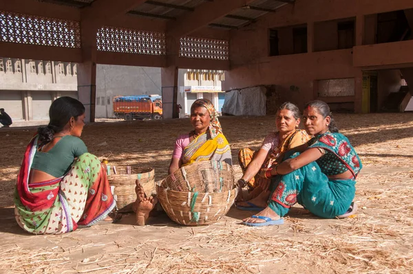 Nagpur Maharashtra India Grudzień 2014 Niezidentyfikowany Pracownik Sortuje Pomarańcze Pakowania — Zdjęcie stockowe