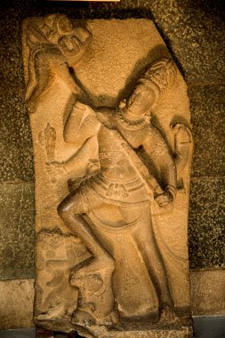 Hindu tanrısı ve tanrıçasının taşa oyulmuş eski bir Hint heykeli..