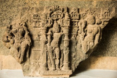 Hindu tanrısı ve tanrıçasının taşa oyulmuş eski bir Hint heykeli..