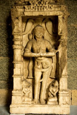 Hindu tanrısı ve tanrıçasının taşa oyulmuş eski bir Hint heykeli..