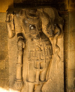 Hindu tanrısı ve tanrıçasının taşa oyulmuş eski bir Hint heykeli..