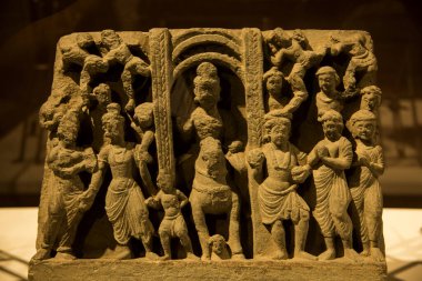 Hindu tanrısı ve tanrıçasının taşa oyulmuş eski bir Hint heykeli..