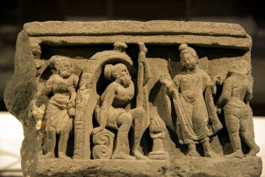 Hindu tanrısı ve tanrıçasının taşa oyulmuş eski bir Hint heykeli..