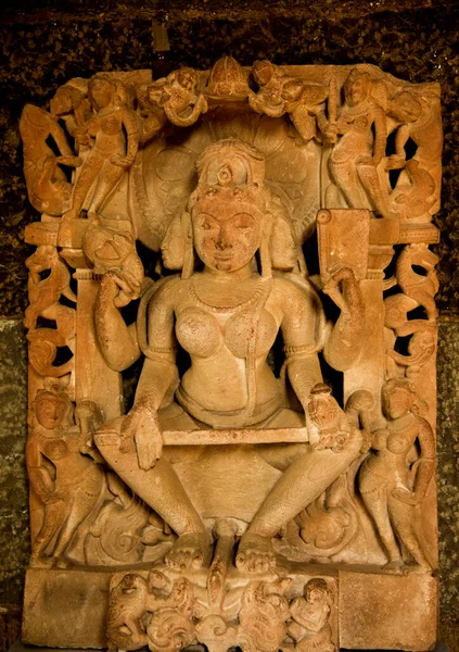 古代インドのヒンドゥー教の神と女神の彫刻が石に刻まれている — ストック写真