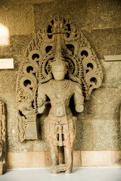 Egy Ősi Indiai Szobor Hindu Istenről Istennőről Kőbe Vésve — Stock Fotó