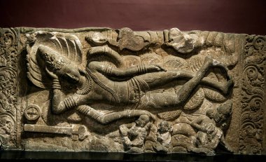 Hindu tanrısı ve tanrıçasının taşa oyulmuş eski bir Hint heykeli..