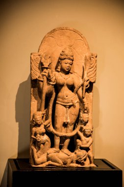 Hindu tanrısı ve tanrıçasının taşa oyulmuş eski bir Hint heykeli..