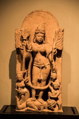 Hindu tanrısı ve tanrıçasının taşa oyulmuş eski bir Hint heykeli..