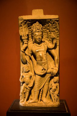 Hindu tanrısı ve tanrıçasının taşa oyulmuş eski bir Hint heykeli..