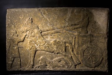 Hindu tanrısı ve tanrıçasının taşa oyulmuş eski bir Hint heykeli..