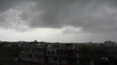 Güçlü rüzgar, esen rüzgar, yağmur fırtınası, şehrin üzerinde esen fırtına..