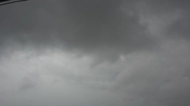 Güçlü rüzgar, esen rüzgar, yağmur fırtınası, şehrin üzerinde esen fırtına..