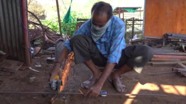 AMRAVATI, MAHARASHTRA, INDIA 8 HAZİRAN 2020: Sokak atölyesinde çalışan tanımlanamayan kaynak işçisi