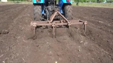 NASHIK, MAHARASHTRA, INDIA 8 HAZİRAN 2020: Kimliği belirsiz traktörlü çiftçi traktör ekimi için arazi hazırlıyor.