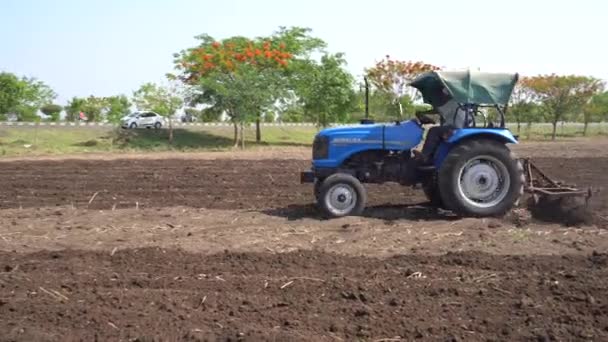 Nashik Maharashtra India Junio 2020 Agricultor Identificado Con Tractor Preparando — Vídeo de stock