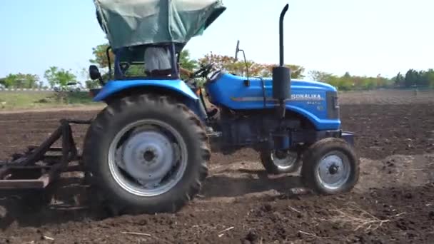 Nashik Maharashtra India June 2020 Unidentified Farmer Tractor Preparing Land — 图库视频影像