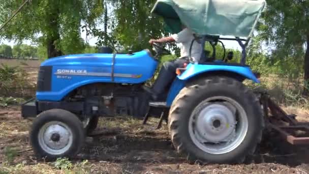 Nashik Maharashtra India June 2020 Неідентифікований Фермер Трактором Який Готує — стокове відео