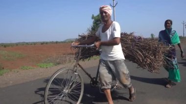 NASHIK, MAHARASHTRA, INDIA 8 HAZİRAN 2020: Maharashtra 'nın kırsal kesimlerinde, sabah köylerinde tanımlanamayan mutlu Hintli kırsal insanlar, günlük yaşam tarzı