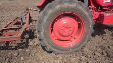 NASHIK, MAHARASHTRA, INDIA 8 HAZİRAN 2020: Kimliği belirsiz traktörlü çiftçi traktör ekimi için arazi hazırlıyor.