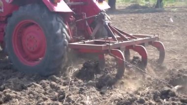 NASHIK, MAHARASHTRA, INDIA 8 HAZİRAN 2020: Kimliği belirsiz traktörlü çiftçi traktör ekimi için arazi hazırlıyor.