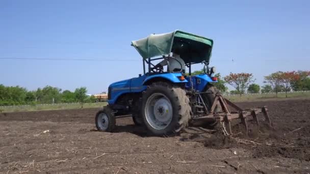 Nashik Maharashtra India Junio 2020 Agricultor Identificado Con Tractor Preparando — Vídeos de Stock