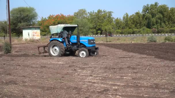 Nashik Maharashtra India Junio 2020 Agricultor Identificado Con Tractor Preparando — Vídeos de Stock