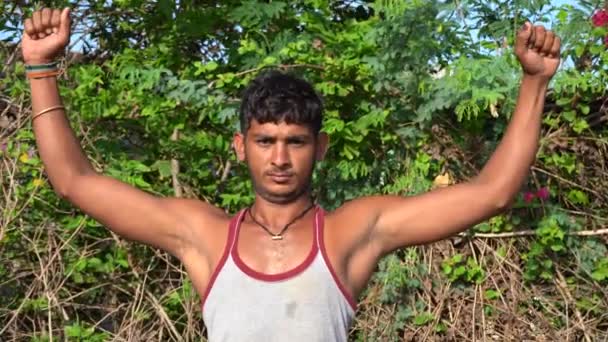 Nashik マハラシュトラ州 インド2020年6月8日 確認されていない幸せなインドの農村部の人々の村での朝の生活 マハラシュトラ州の農村部での日常生活 — ストック動画