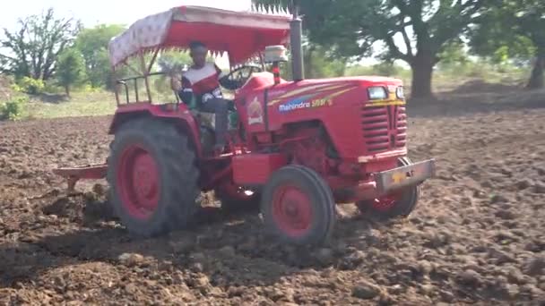Nashik Maharashtra Índia Junho 2020 Agricultor Não Identificado Com Trator — Vídeo de Stock
