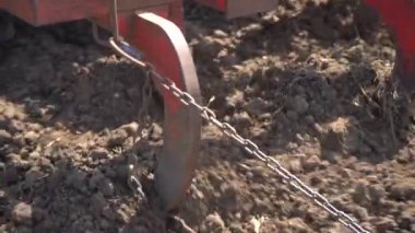 NASHIK, MAHARASHTRA, INDIA 8 HAZİRAN 2020: Kimliği belirsiz traktörlü çiftçi traktör ekimi için arazi hazırlıyor.