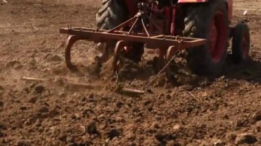 NASHIK, MAHARASHTRA, INDIA 8 HAZİRAN 2020: Kimliği belirsiz traktörlü çiftçi traktör ekimi için arazi hazırlıyor.