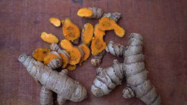 Racines Fraîches Curcuma Sur Fond — Video