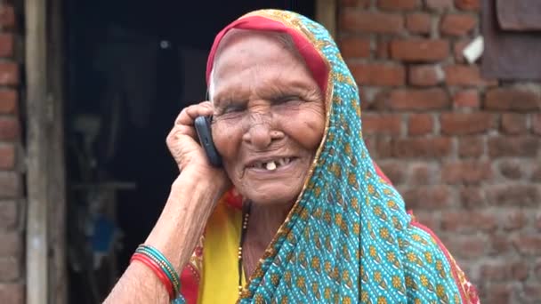 村で電話を使うインドの高齢農村女性 — ストック動画