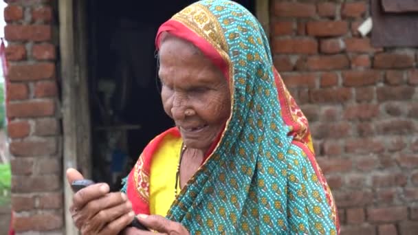 Indiase Senior Plattelandsvrouw Met Behulp Van Telefoon Het Dorp — Stockvideo