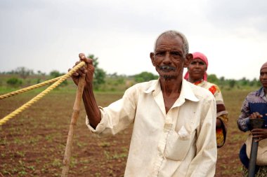 AMRAVATI, MAHARASHTRA, INDIA 27 HAZİRAN 2020: Maharashtra 'nın kırsal kesimlerinde, sabah köylerinde tanımlanamayan Hintli kırsal insanlar, günlük yaşam tarzı.