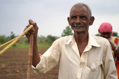 AMRAVATI, MAHARASHTRA, INDIA 27 HAZİRAN 2020: Maharashtra 'nın kırsal kesimlerinde, sabah köylerinde tanımlanamayan Hintli kırsal insanlar, günlük yaşam tarzı.