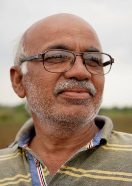 AMRAVATI, MAHARASHTRA, INDIA 27 HAZİRAN 2020: Maharashtra 'nın kırsal kesimlerinde, sabah köylerinde tanımlanamayan Hintli kırsal insanlar, günlük yaşam tarzı.