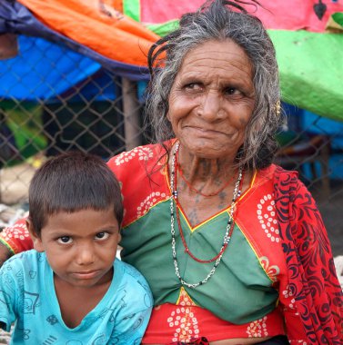 AMRAVATI, MAHARASHTRA, INDIA 27 HAZİRAN 2020: Kulübesinde Rebari cemaatinden bir kadının portresi. Rebariler, Rajasthan eyaletinde yaşayan göçebe bir kabilelerdir..